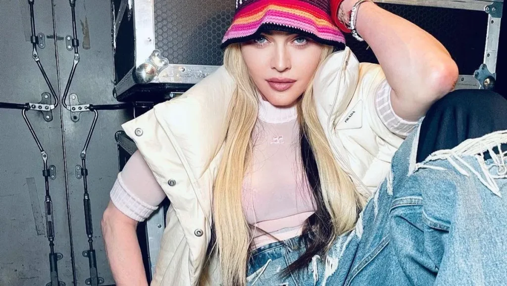 Cara Memadukan Jeans Robek Ala Madonna Agar Tetap Modern