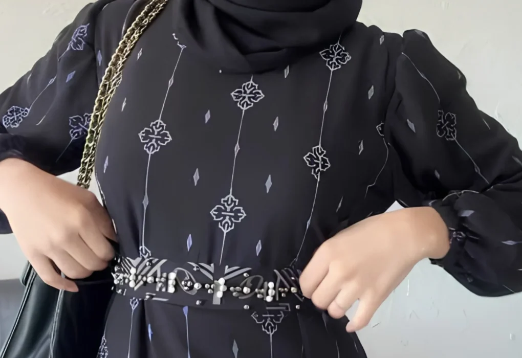 Gamis Bermotif Mawar, Pilihan Busana Anggun yang Tetap Modis