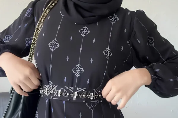 Gamis Bermotif Mawar, Pilihan Busana Anggun yang Tetap Modis